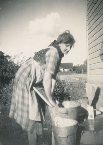 Lång Allans mamma Alva Nilsson Bomunds i Hammaren 510, född 1914, tvättar