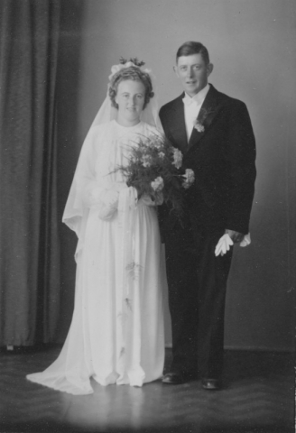 Bröllop 1946 mellan Gunnar Johansson Hallbjänne 545, född 1916, och Edit Johansson Haltarve 219, född 1922