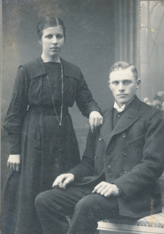 Johan – J-V – Larsson Hallbjärs 613, född 1896, och hans hustru Ester, född Pettersson vid Frigges 345 år 1899.