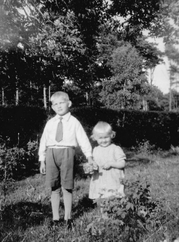 Allan Nilsson (1936) och lillasyster Margit (1939) från Bomunds i Hammaren 510 KN.