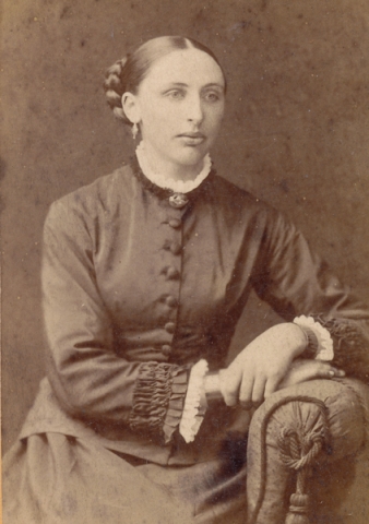 Katarina – Mor Kajsen – Larsdotter från Koparve i Lau som 1890 gifte sig med G J Fredin vid Maldes 334 och som efter dennes död gifte om sig med Olof Petter Pettersson från grannparten Maldes 330.