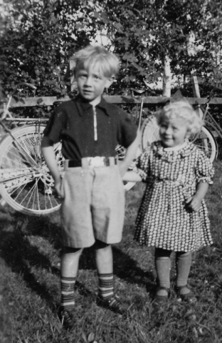 Allmunds 872 KH.Karl-Johan Hallander (1935) och hans syster Inga-Britt (1938).