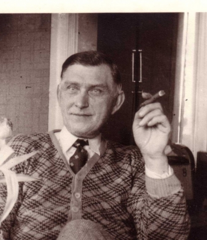 Hallute 115: skräddaren Oskar Olsson, född 1890 – pappa till Lennart Olsson – med cigarr.