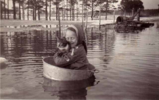 Översvämning i När: Sylvia Svahn Hallute 309, född 1951, med sin katt på åktur i badbaljan.