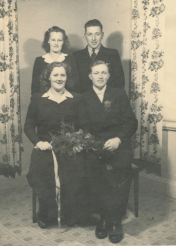 Bröllop 1944 mellan Ragnar Johansson Mickels 329, född 1918, och Birgit Jansson från Klinte född 1922. Bakom brudparet brudgummens syster Inga Johansson Mickels 329, född 1920 och gift Nilsson vid Nicktjups 233 och hennes man Alfred Nilsson Nickstjups 233, född 1911 vid Tiricker 832.