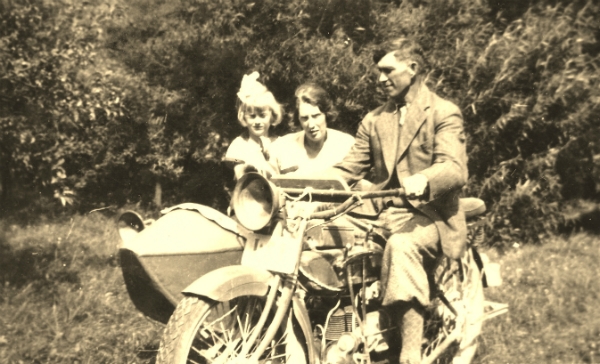 Skräddaren Oskar Olsson Hallute 115, född 1890, med familj – hustrun Mary, född Sandstedt 1893, och dottern Gunnel, född 1930, på motorcykel med sidvagn. Lennart Olssons, som då ännu inte var född, familj.