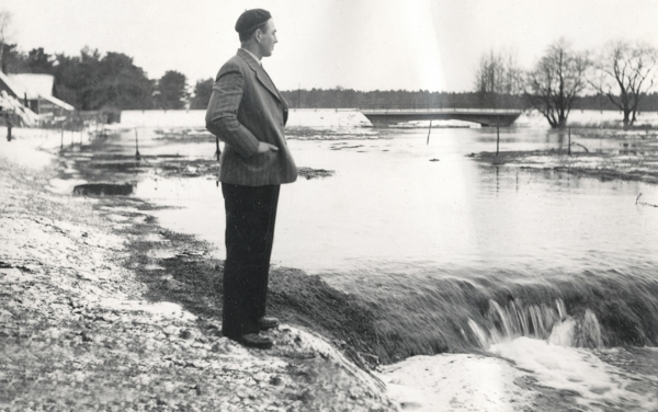 Närsån kan skapa problem: fiskaren Gustav Dahlqvist Smiss 523 vid Nybro, född 1925, ser ut över den översvämmade ån.