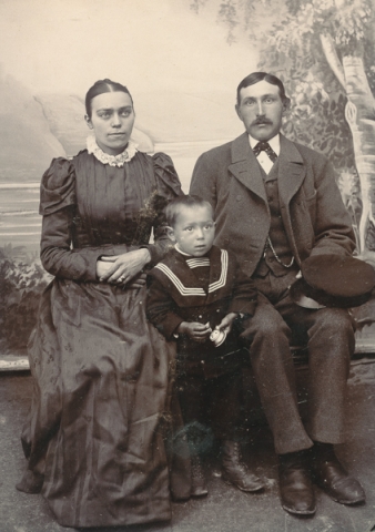 Från höger Karl Johansson Frigges 348, född 1871, som övertog familjegården och gifte sig med Matilda Larsson från Fie i Lau. Mellan föräldrarna sonen Rudolf, född 1898, som senare övertog gården.