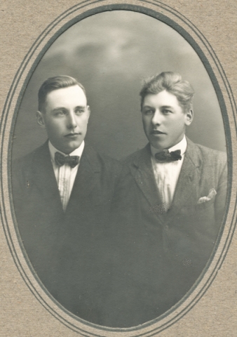 Bröderna Karl och Gunnar Larsson vid Smiss 616. Karl, född 1901, övertog familjegården medan Gunnar, född 1904, utvandrade till USA. Bilden kan vara tagen strax innan Gunnar reste i väg.