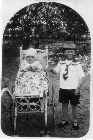 Här gissar vi! I barnvagnen sitter Harald Norrby (1928), den kände målaren, och bredvid står hans storebror Hilding Norrby (1925). Mickelgårds 189 YM