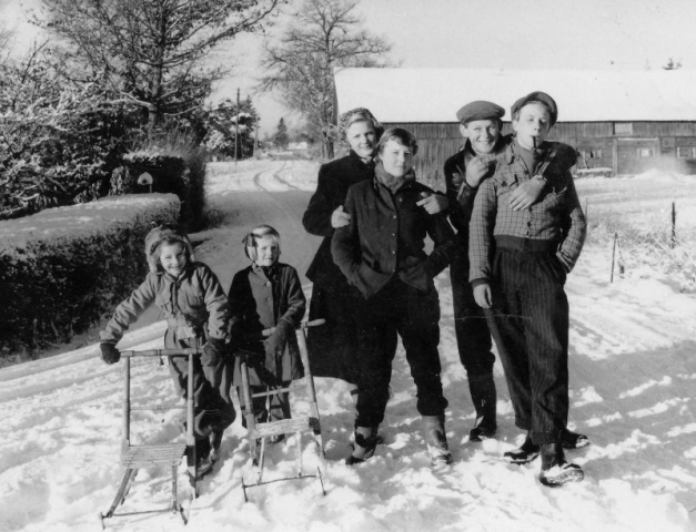 En härlig vinterdag; från vänster Maj Häglund Bomunds i Hammaren 522 (1948) senare Bergström; Lisbeth Karlsson Folke 537 KK (1940) gift Kristiansson; Lasse Karlsson Bomunds i Hammaren 549 HK (1936); Nisse Karlsson 537 KK (1936)