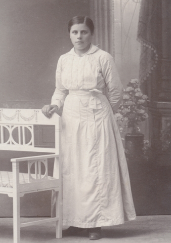 Vendla Larsson, f&ouml;dd Hansson vid Gangvide 503 och gift 1925 med Karl Larsson fr&aring;n Lau. G&aring;rden Gangvide 503 innehas i dag av Per och Kickan Karlsson. Vendla var mormor till Per Karlsson.