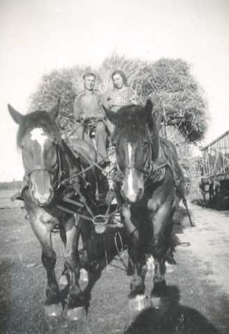 P&aring; h&ouml;lasset sitter Albin Bodin fr&aring;n Burs, dr&auml;ng p&aring; Gangvide 503, och M&auml;rta Hansson Gangvide 503, f&ouml;dd 1911 och gift till N&auml;s