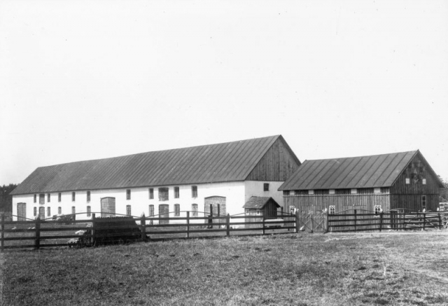 En &auml;ldre bild av lag&aring;rden vid Gangvide 503 AK d&auml;r idag Kickan och Per Karlsson bor.