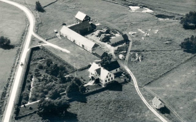 Flygfoto &ouml;ver Gangvide 503 d&auml;r Per och Kickan Karlsson bor idag. Nog har det h&auml;nt en hel del sen kortet togs.