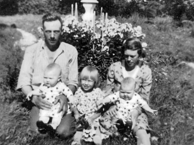 Hela familjen samlad vid Bomunds i Hammaren 526 KP; pappa Karl Pettersson (1911) och mamma Signe (1907), född Häglund vid Alvare 435 BS och de tre barnen från vänster Irma (1936), gift Jakobsson; Alvhild (1933); och Berit (1936).