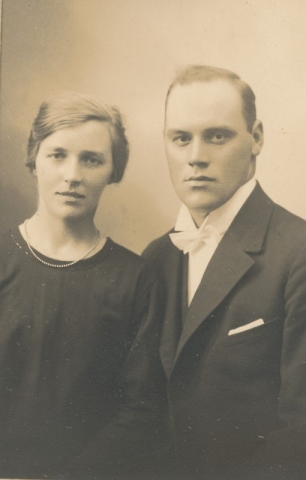 Maldes 322: Anni Jakobsson, född 1902, gift med Gustav Jakobsson, född 1904 vid Hallbjärs NJ