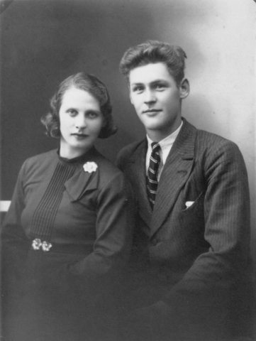 Karl Gustav – KG – Johansson vid Hemmor 223 mittemot verkstaden, född 1916, och hans hustru Lydia, född Häglund 1918 vid Hallbjänne 684; föräldrar till Ylva Selander.